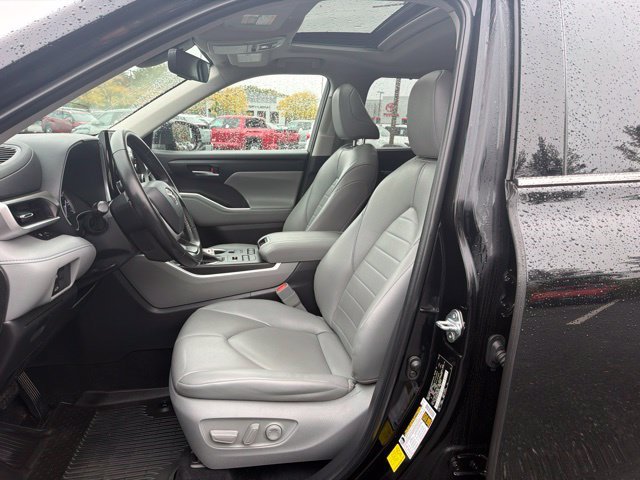 Used 2022 Midnight Black Metallic Toyota XLE image 12