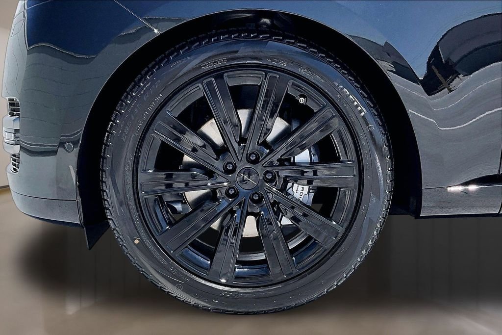 New 2026 SANTORINI BLACK Land Rover SE image 12