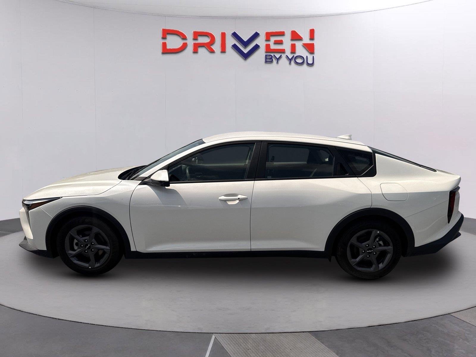 Used 2025 Snow White Pearl Kia LXS image 7