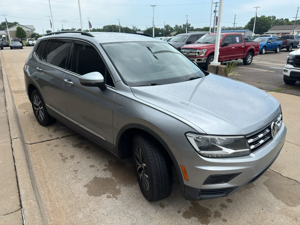 Used 2020 Pyrite Silver Metallic Volkswagen SE image 7