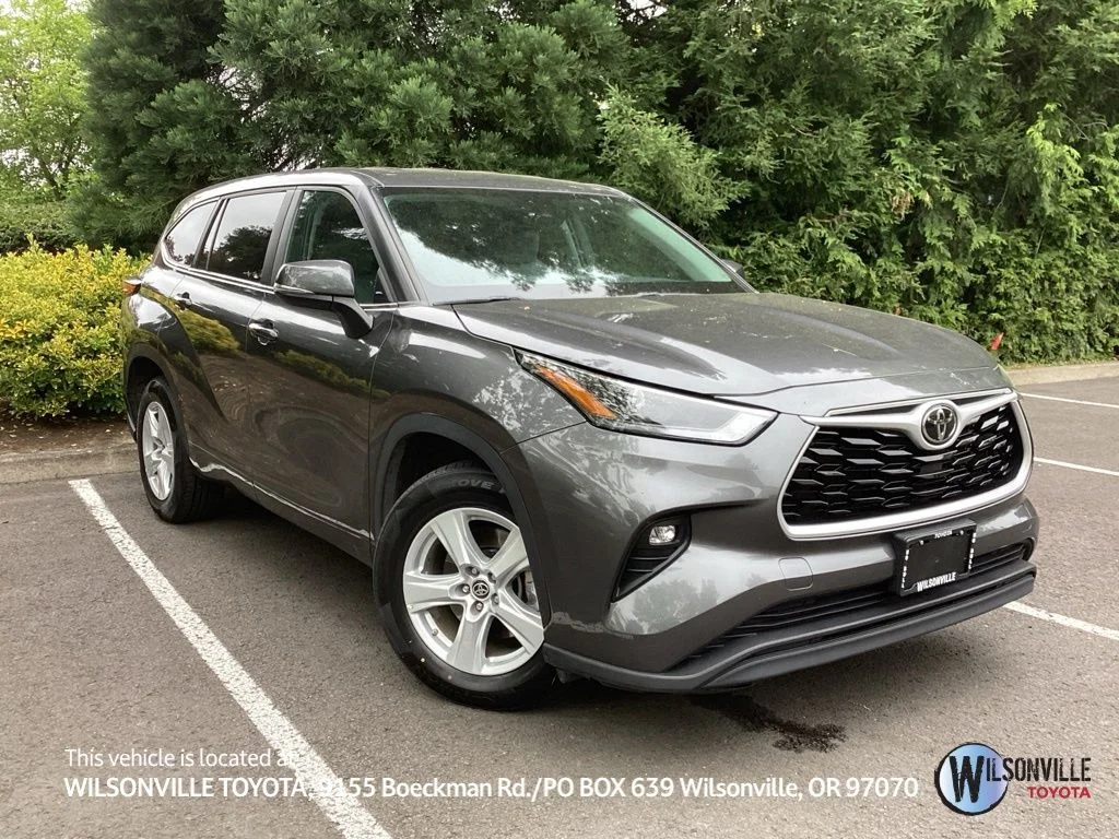 2023 Toyota Highlander LE FWD's photo