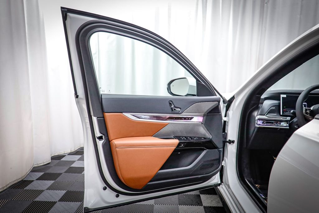 New 2026 Alpine White BMW 760i xDrive image 5