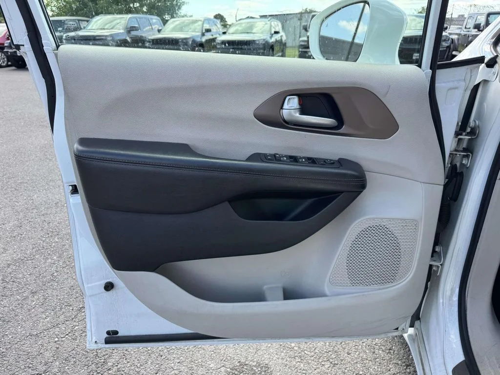 Used 2018 White Chrysler Touring L Plus image 24