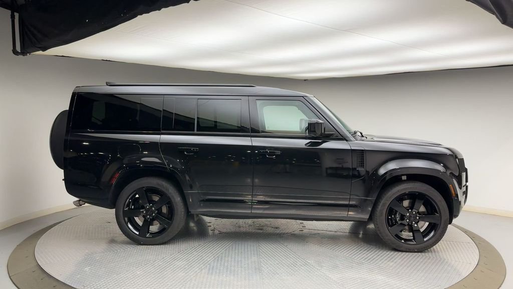 New 2026 Santorini Black Land Rover V8 image 9