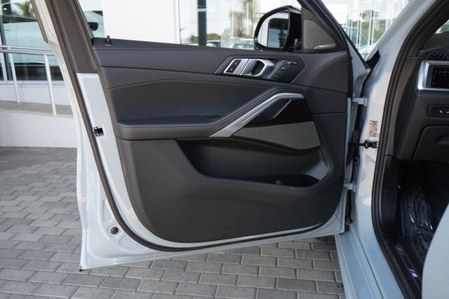 Used 2025 Gray BMW xDrive40i image 17