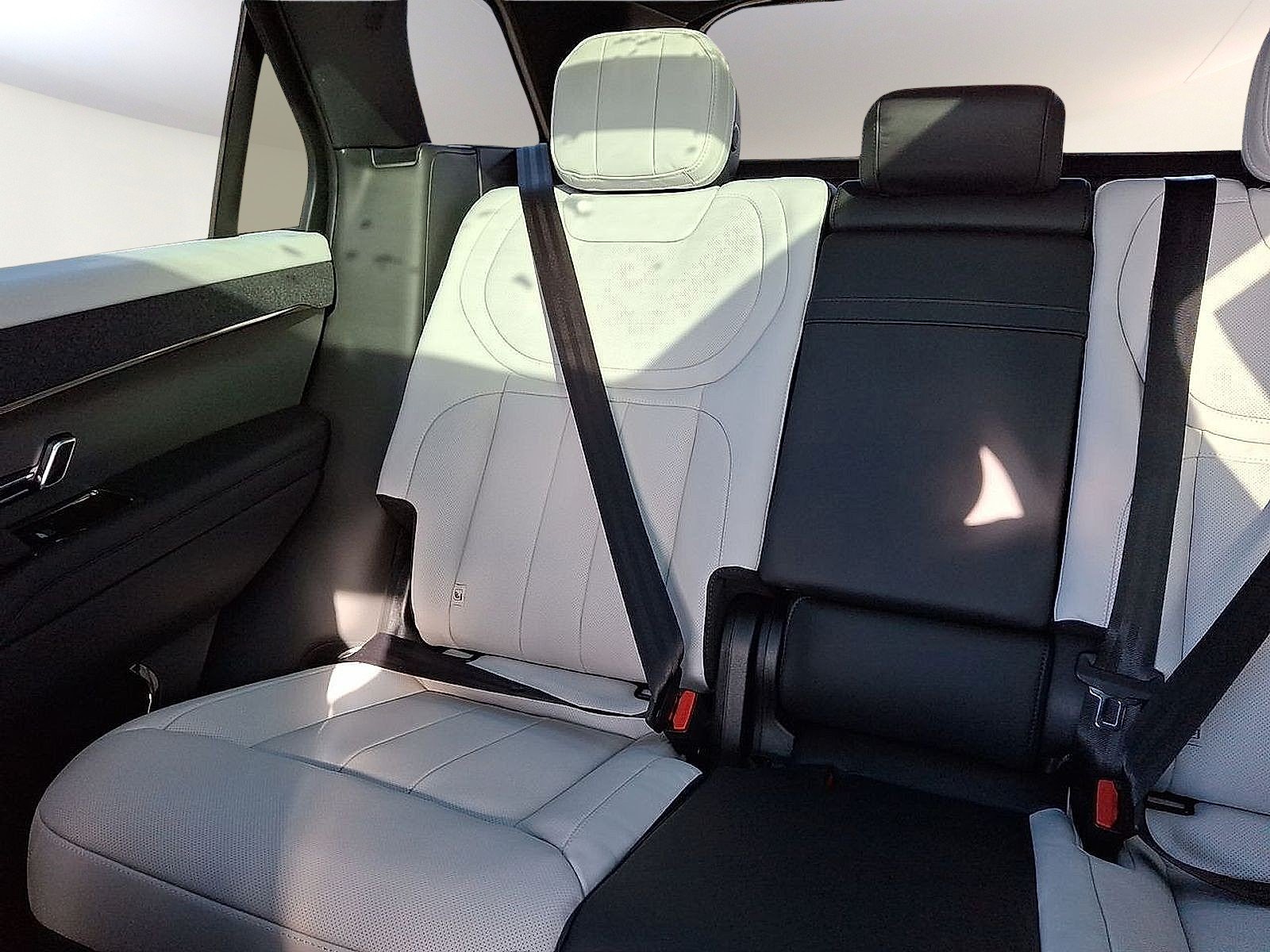 New 2025 Fuji White - 1AA Land Rover Dynamic SE image 9