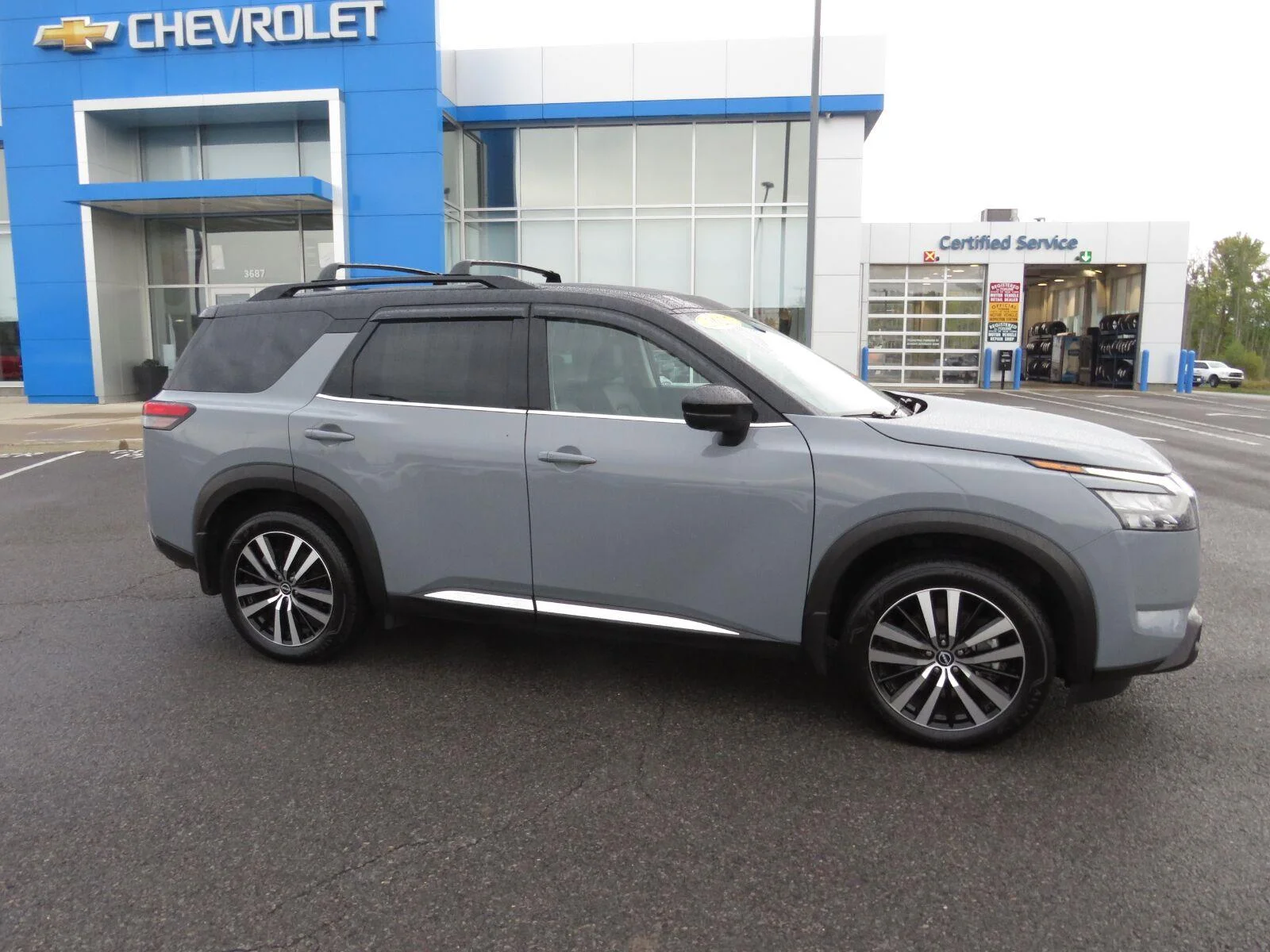 Used 2025 Solid Gray/Super Black Nissan Platinum image 8