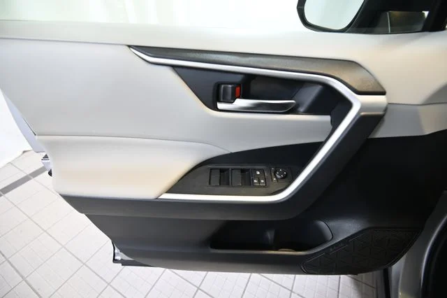 Used 2021 Silver Toyota XLE image 21