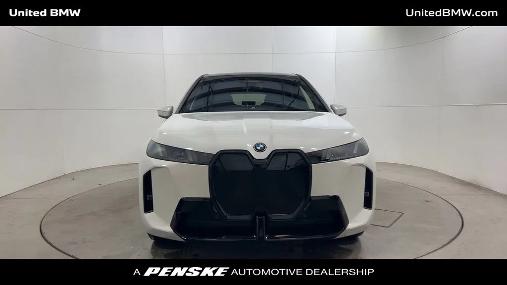 Used 2026 Alpine White BMW xDrive60 image 3