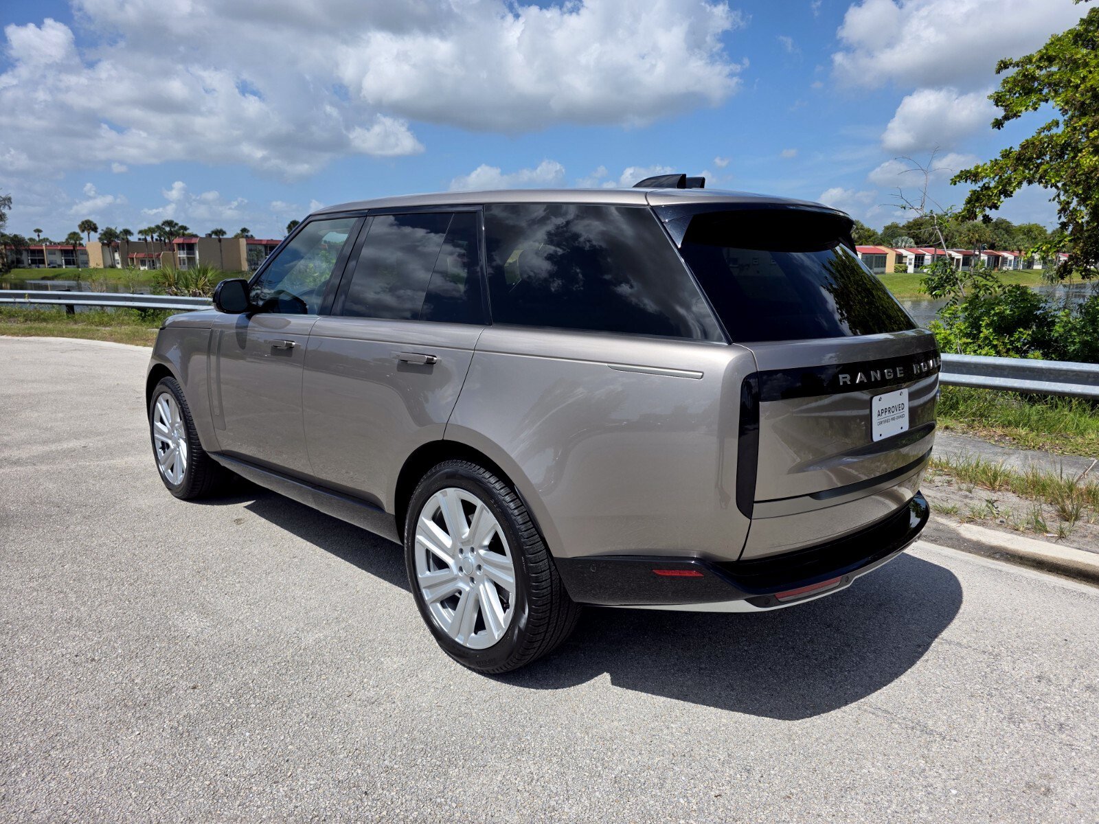 Certified Used 2023 Lantau Bronze Metallic Land Rover SE image 2