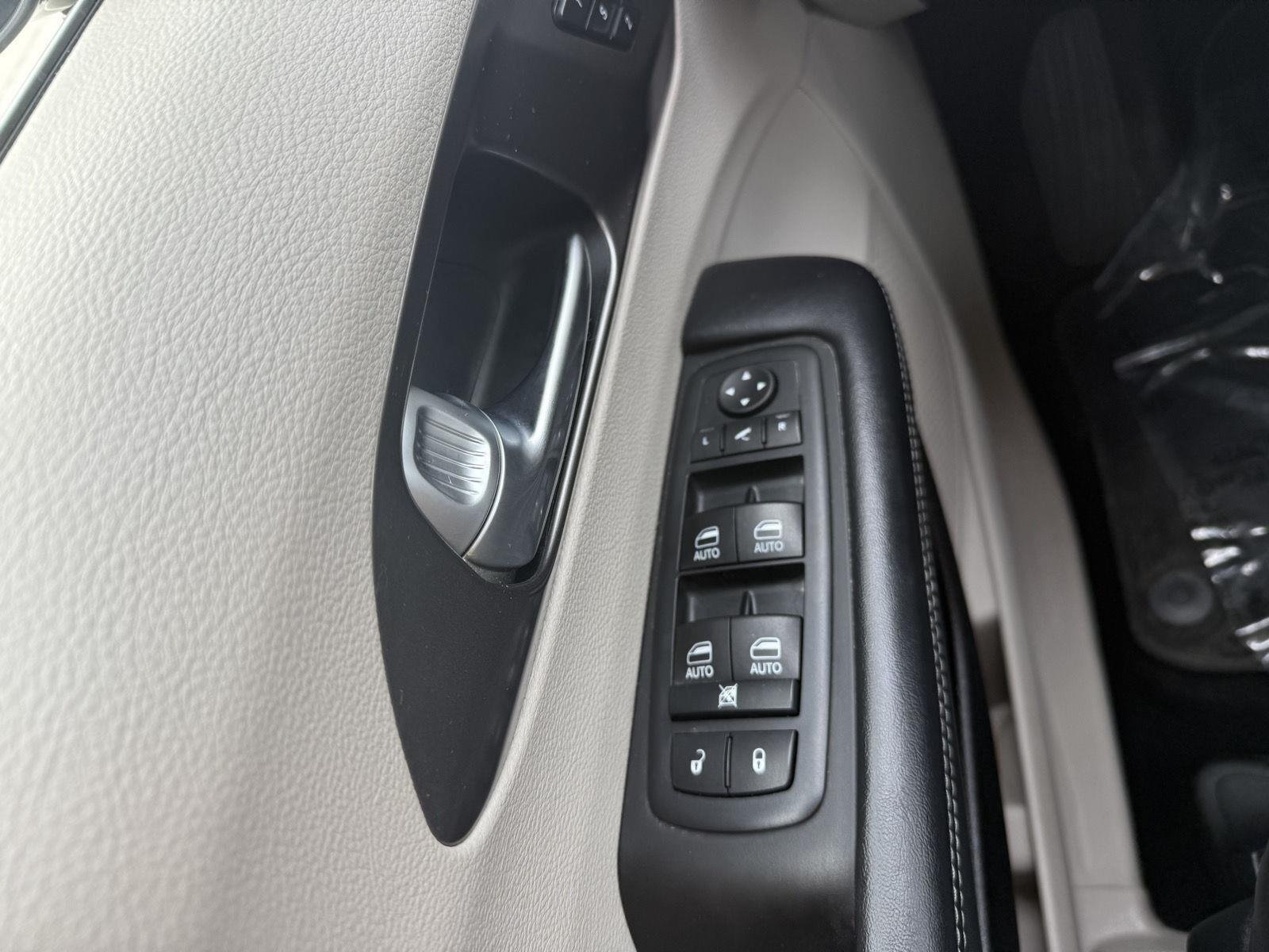 Used 2018 Granite Crystal Metallic Clearcoat Chrysler Limited image 13