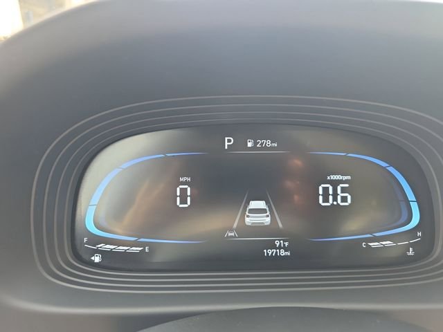 Used 2025 White Hyundai SEL image 19