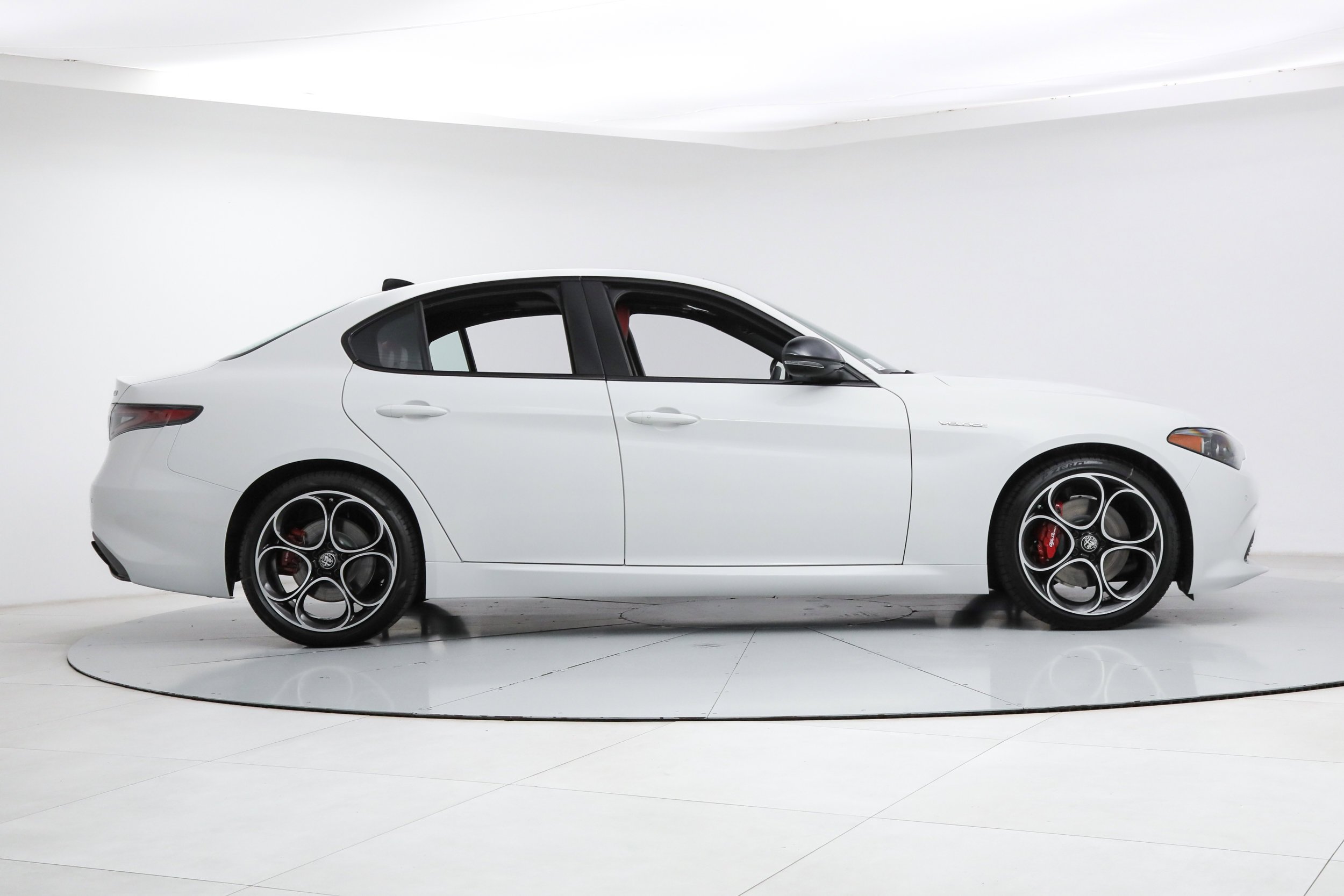 New 2026 Milano White Exterior Paint Alfa Romeo  image 6