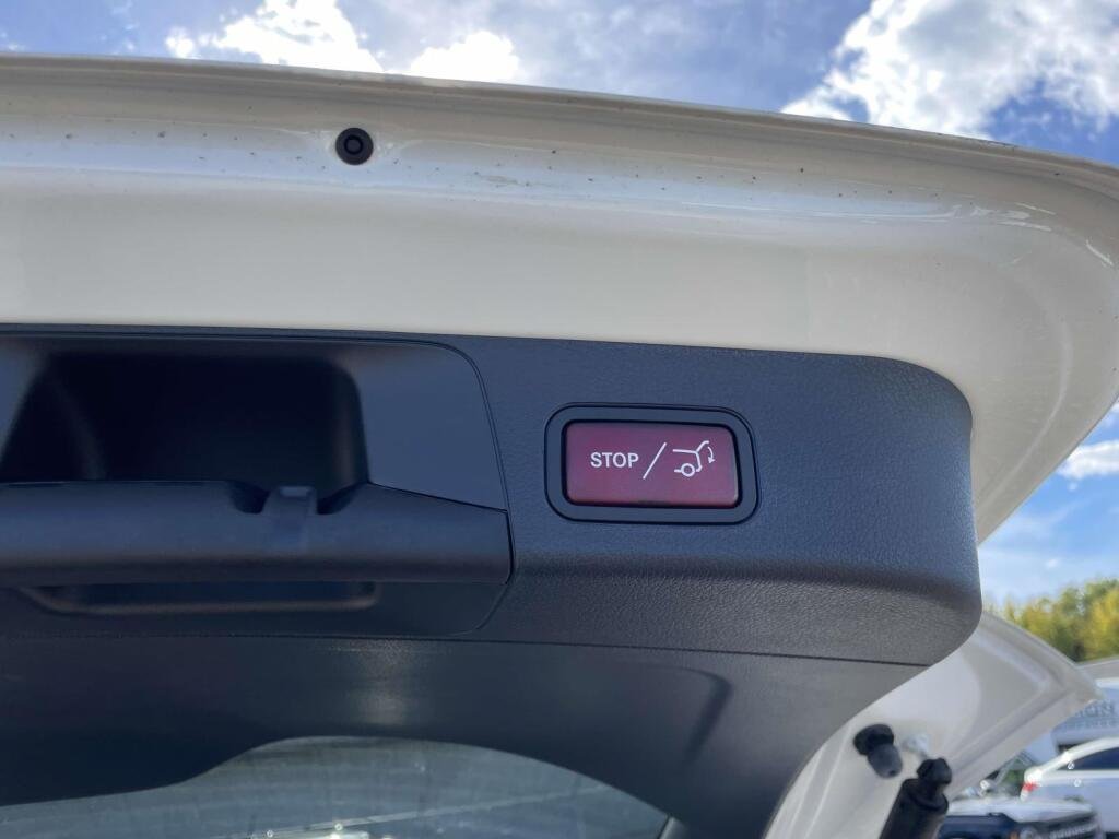 New 2026 Polar White Mercedes-Benz GLB 250 image 18