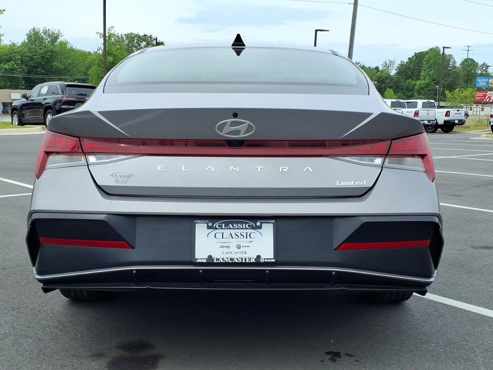 Used 2025 Fluid Metal Hyundai Limited image 17