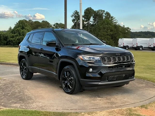 New 2026 Diamond Black Crystal Pearl-Coat Exterior Paint Jeep Latitude image 9