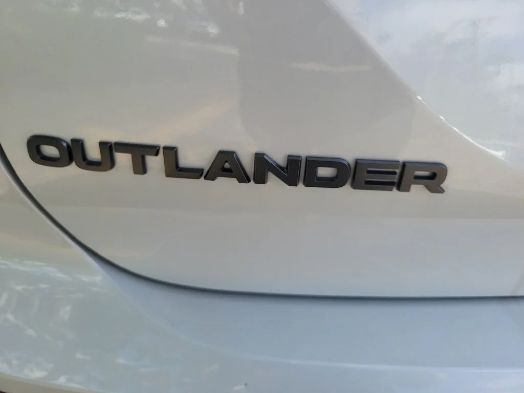 New 2026 White Mitsubishi LE 1.5T 2WD image 9