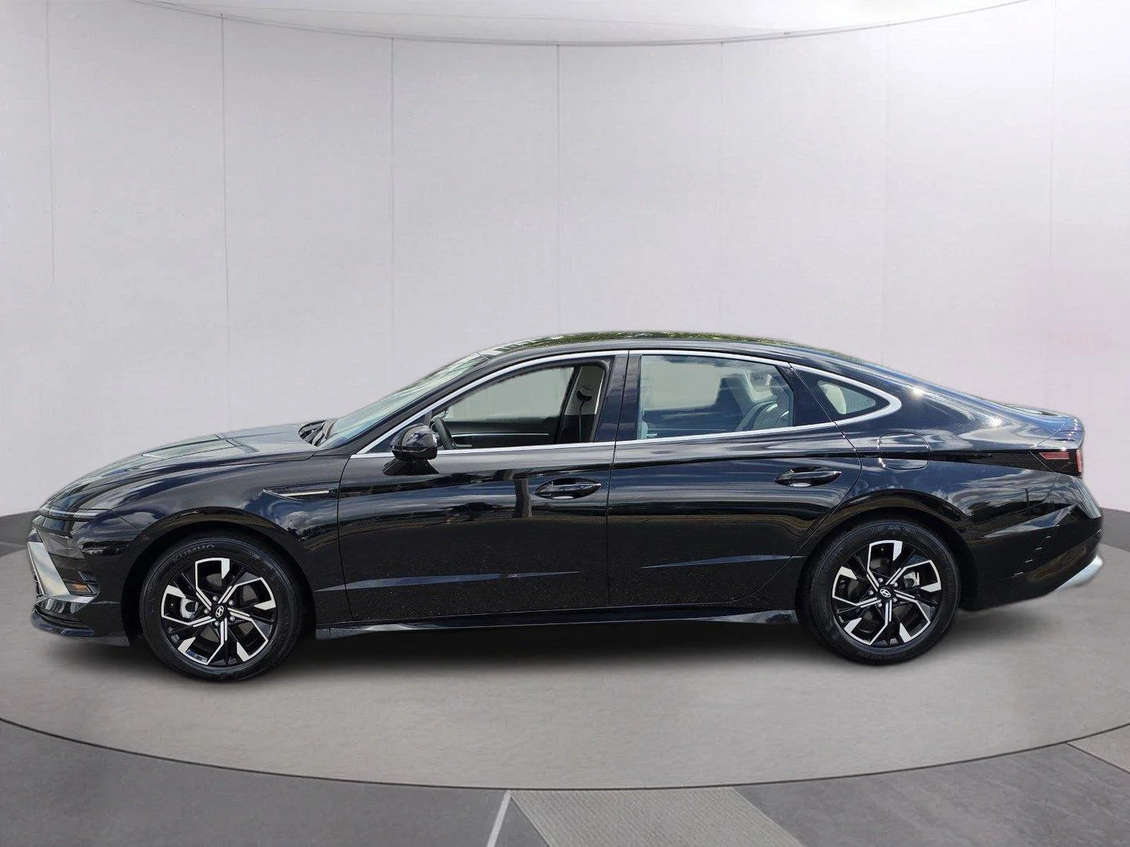 Used 2025 Abyss Black Hyundai SEL image 2