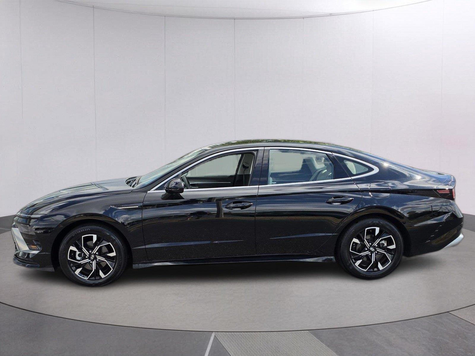 Used 2025 Abyss Black Hyundai SEL image 2
