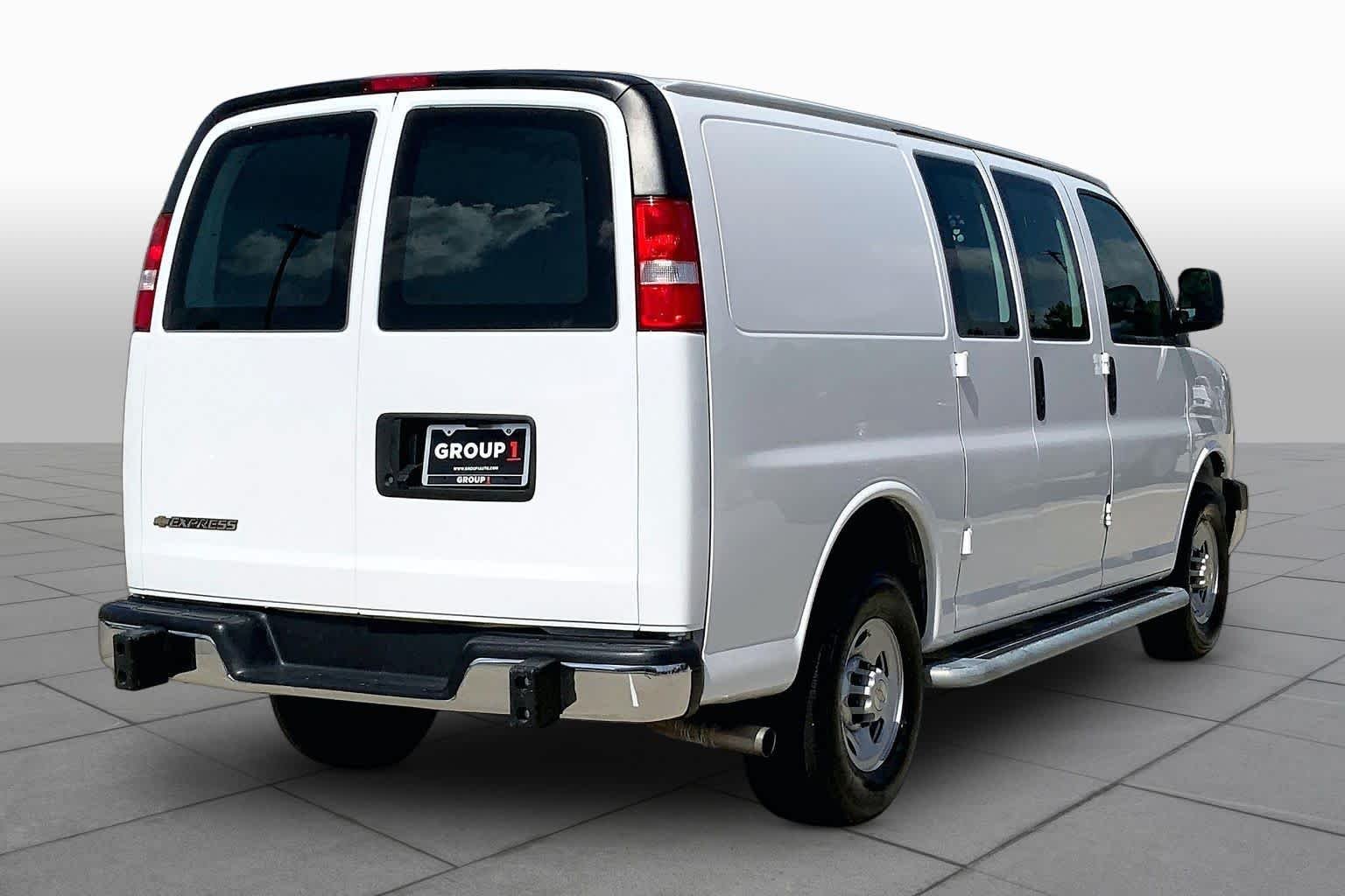 Used 2024 Summit White Chevrolet  image 11