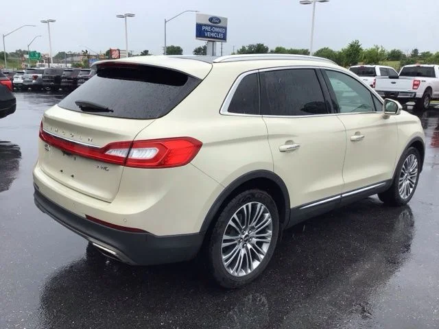 Used 2016 Platinum Dune Metallic Lincoln Reserve image 4