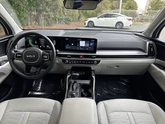 Used 2025 White Kia S image 9