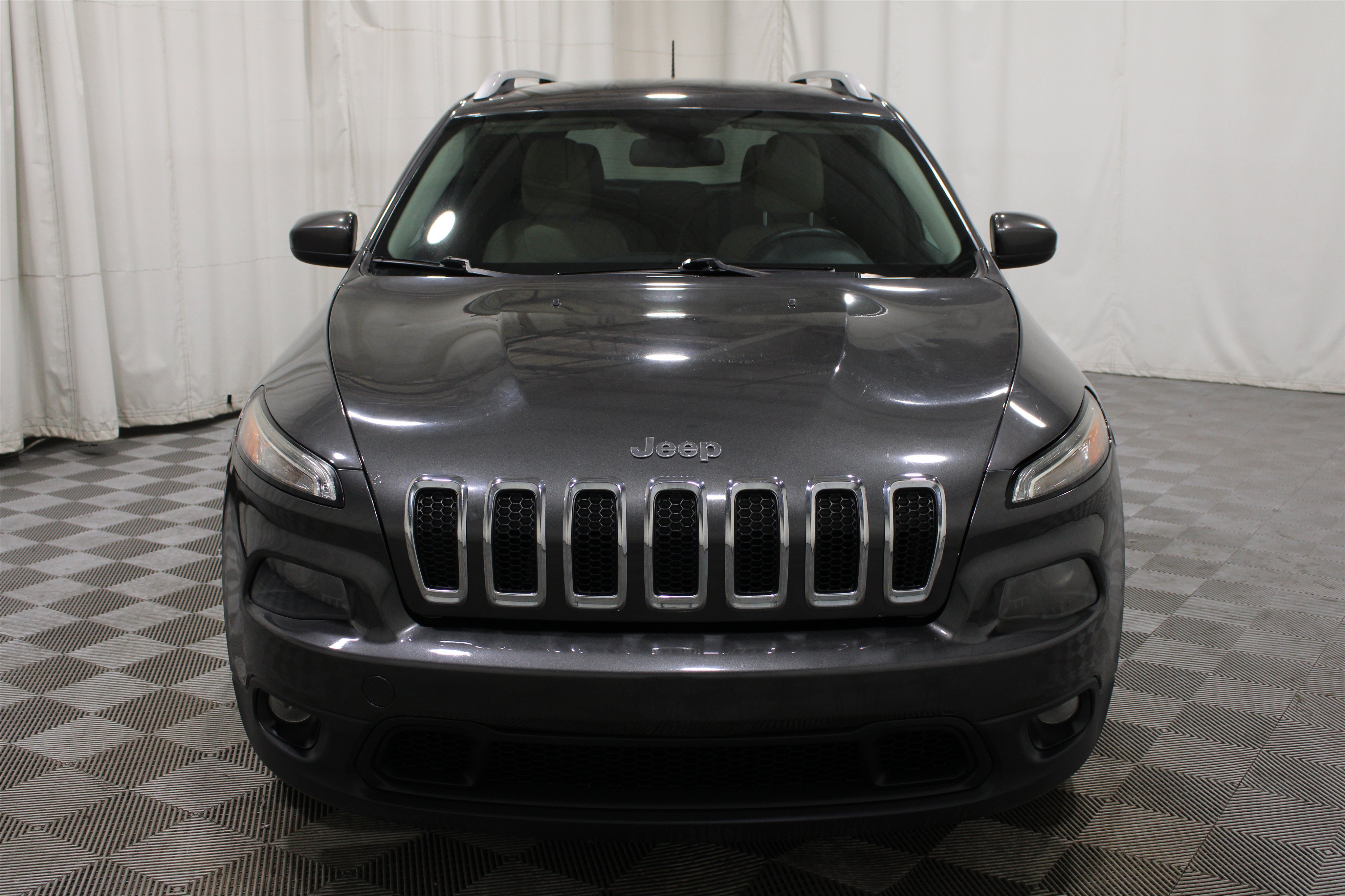 Used 2015 Granite Crystal Metallic Clearcoat Jeep Latitude image 32