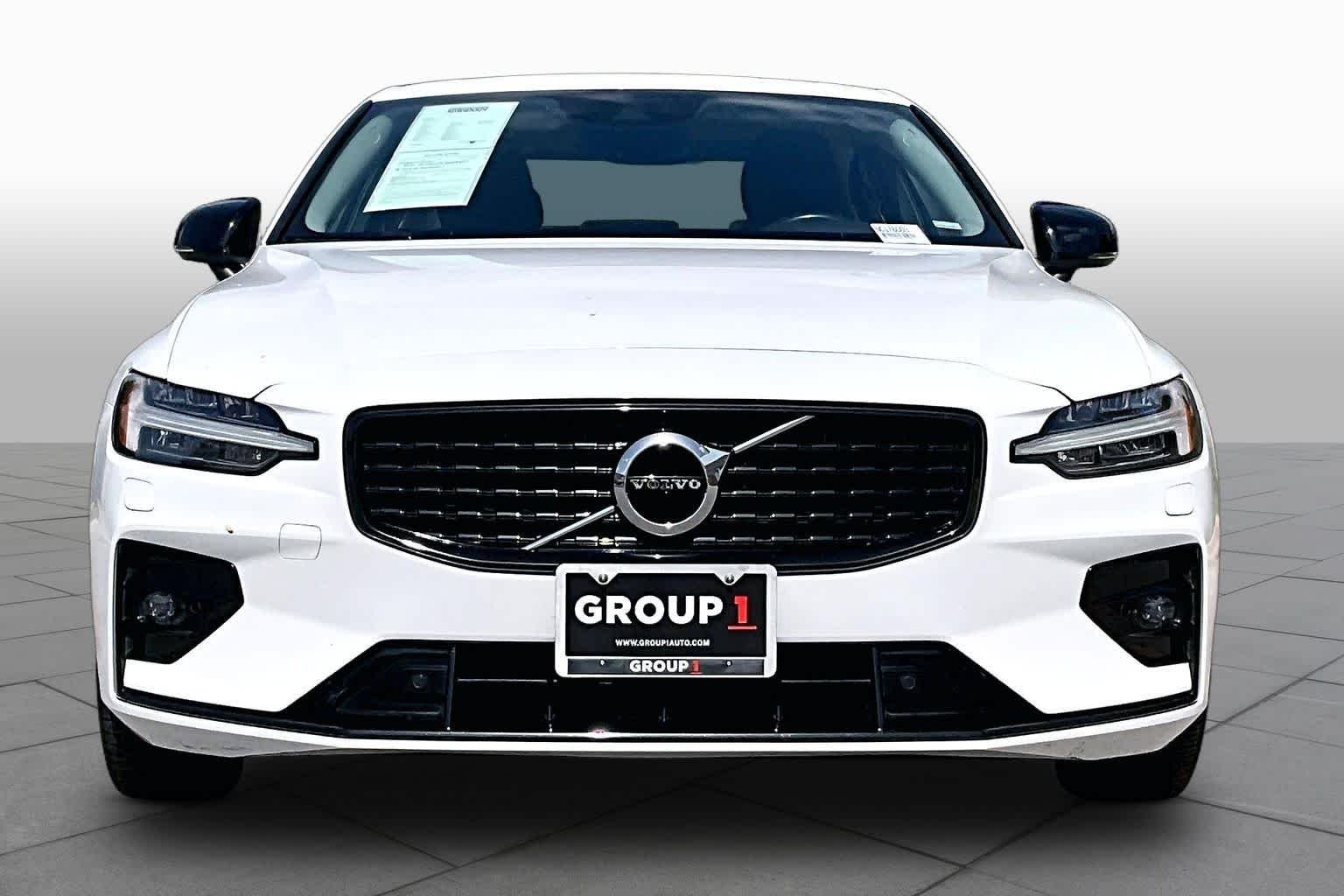 Used 2022 Crystal White Metallic Volvo Momentum image 4