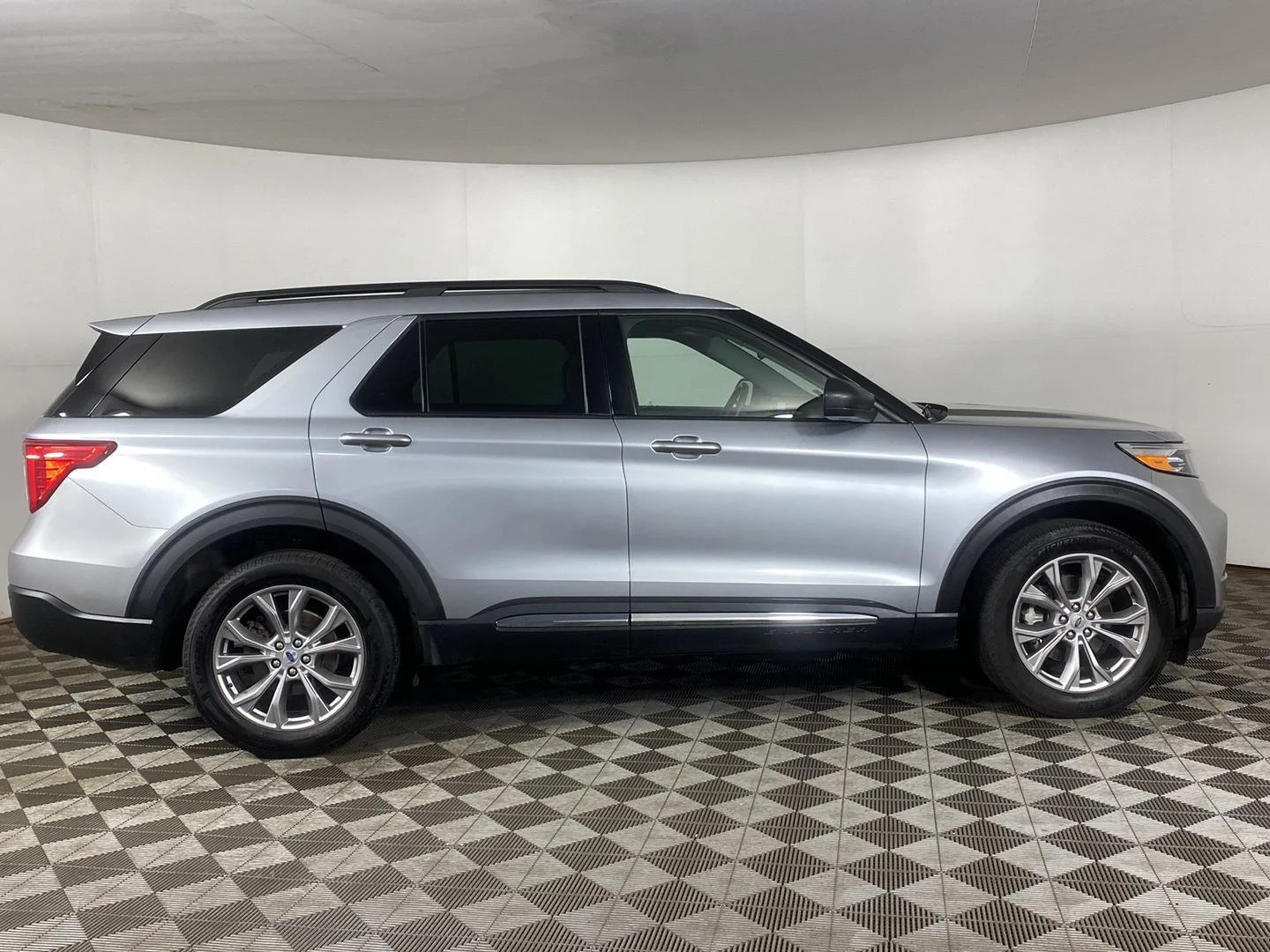 Used 2023 Iconic Silver Ford XLT image 4
