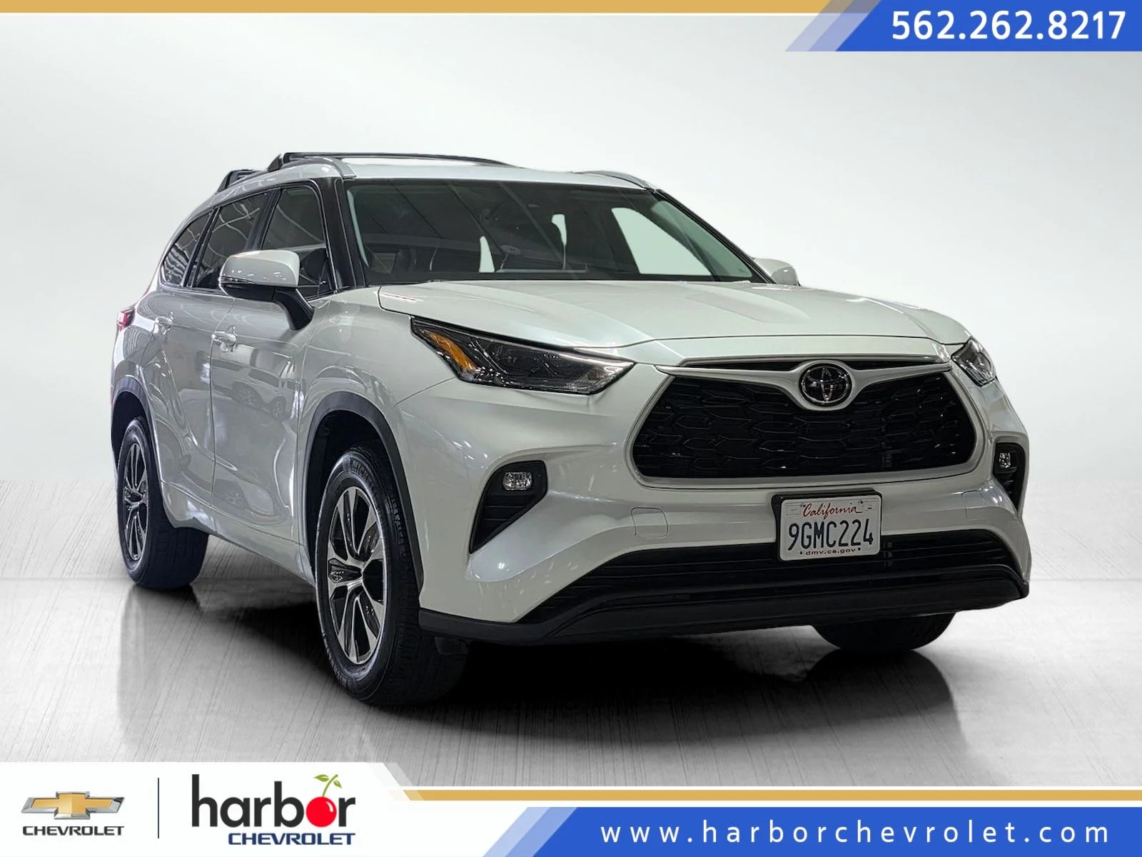 Used 2023 Wind Chill Pearl Toyota XLE image 1