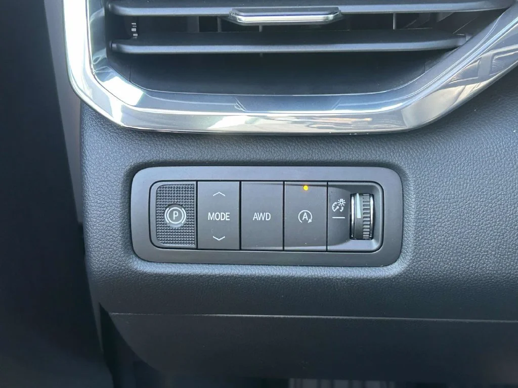 New 2027 Summit White GMC Elevation image 25