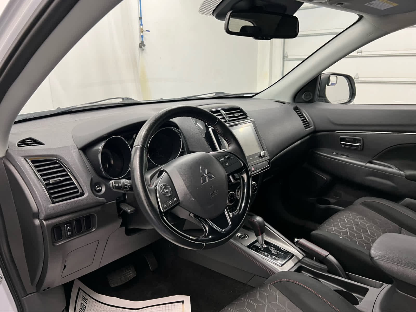 Used 2023 White Diamond Mitsubishi LE image 9