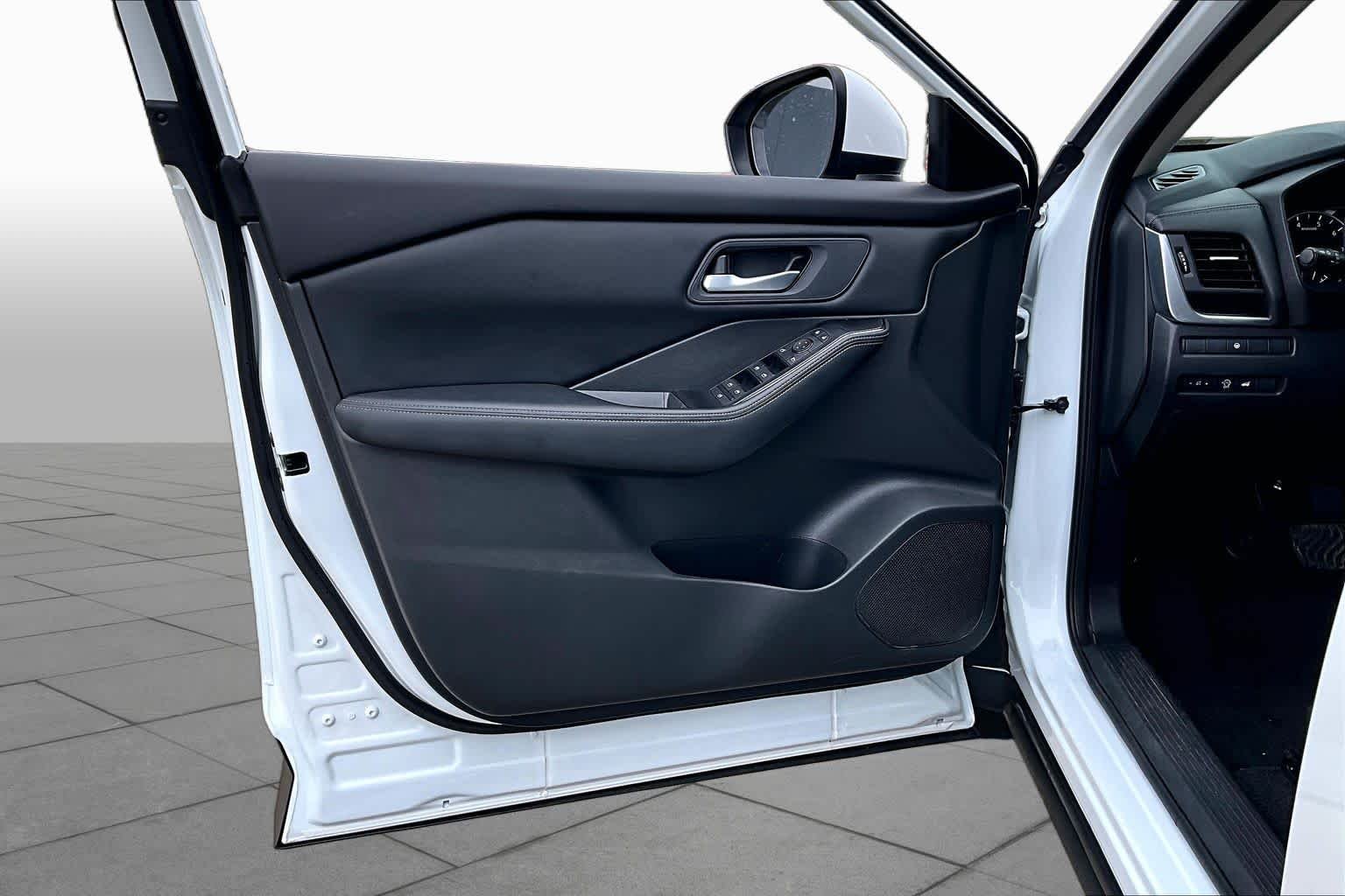 Used 2025 Everest White Pearl Nissan SV image 22