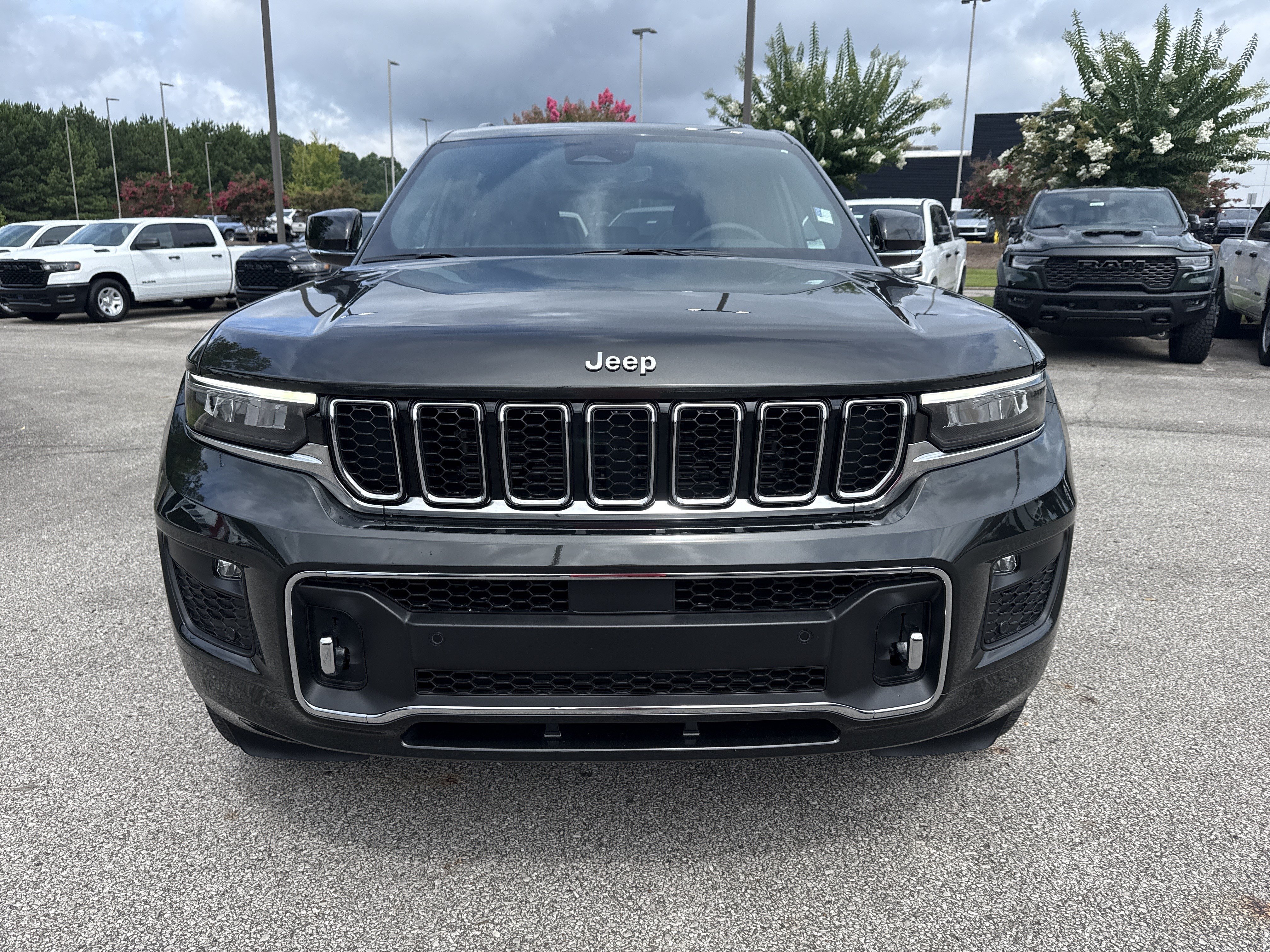 Used 2023 Rocky Mountain Pearlcoat Jeep Overland image 2