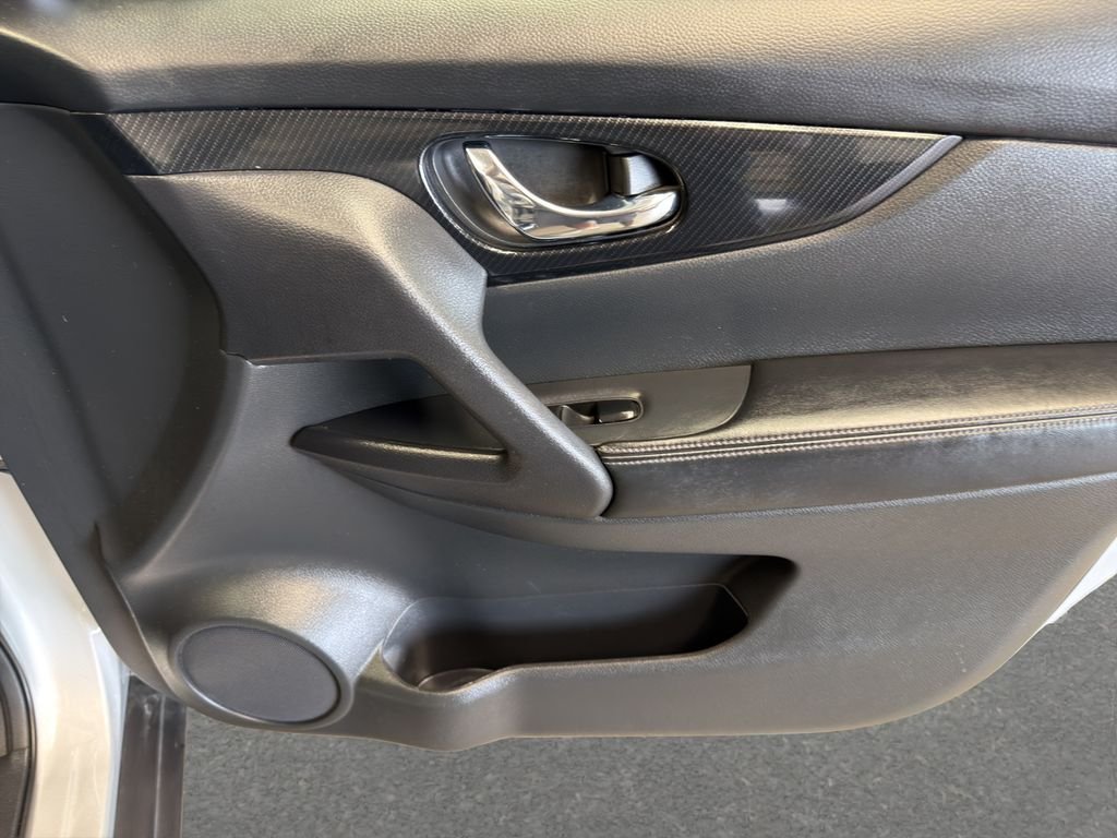 Used 2019 Silver Nissan SL image 25