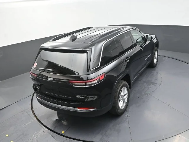 New 2026 Diamond Black Crystal Pearl-Coat Exterior Paint Jeep Laredo X image 16
