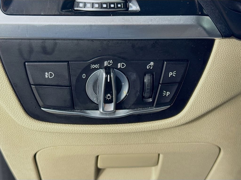 Used 2019 Black Sapphire Metallic BMW sDrive30i image 12