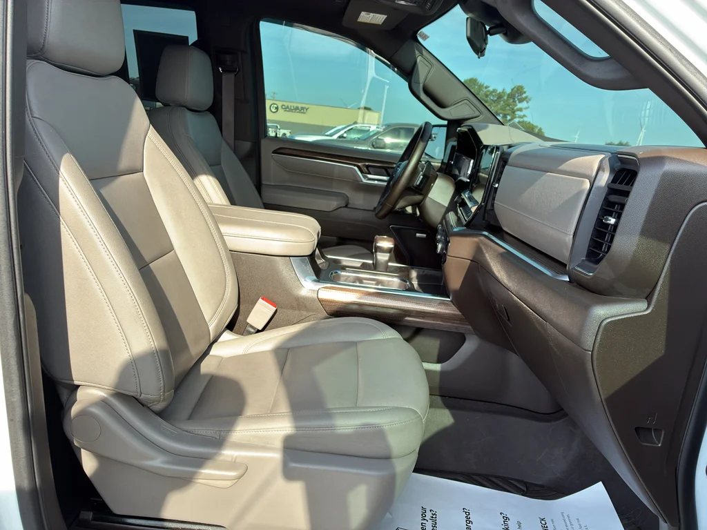 Used 2025 Summit White Chevrolet LT Trail Boss image 15