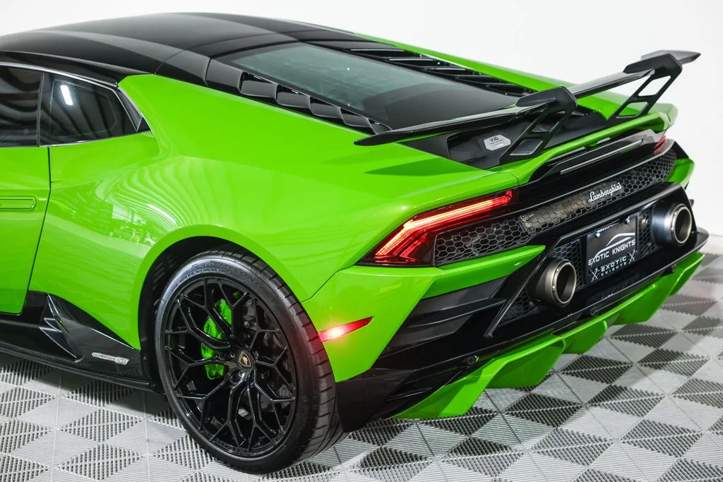 Used 2021 Green Lamborghini Base image 18
