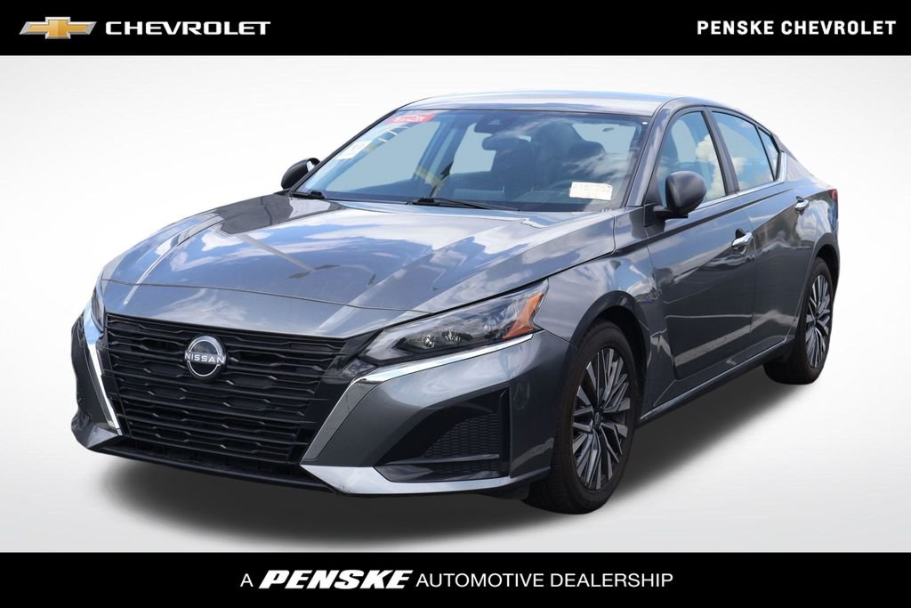 Used 2025 Gray Nissan SV FWD image 1