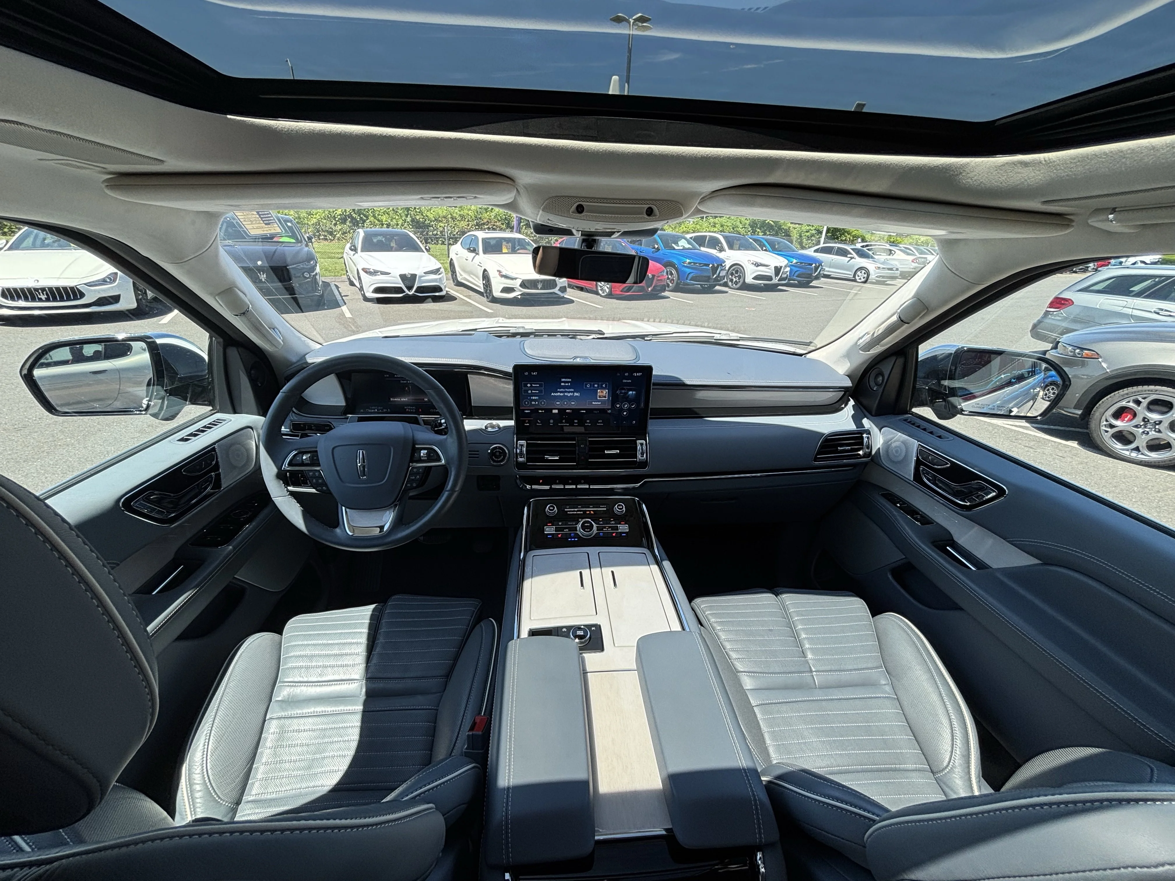 Used 2023 Pristine White Metallic Tri-Coat Lincoln Black Label image 2