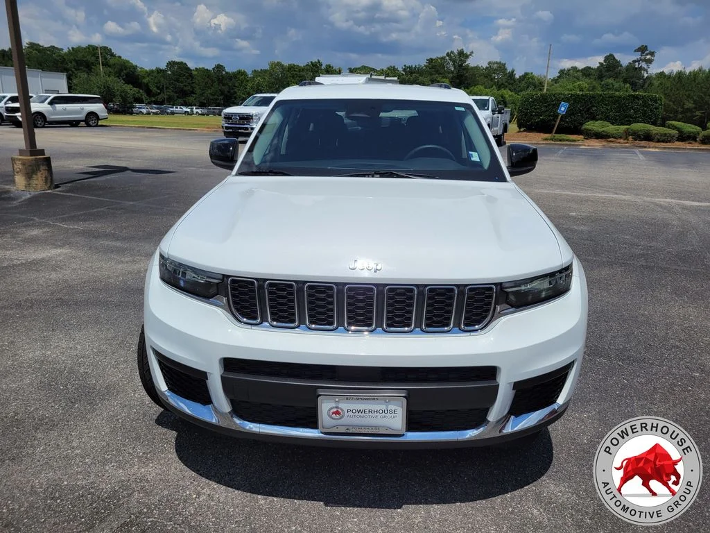 Used 2023 White Jeep Laredo image 9