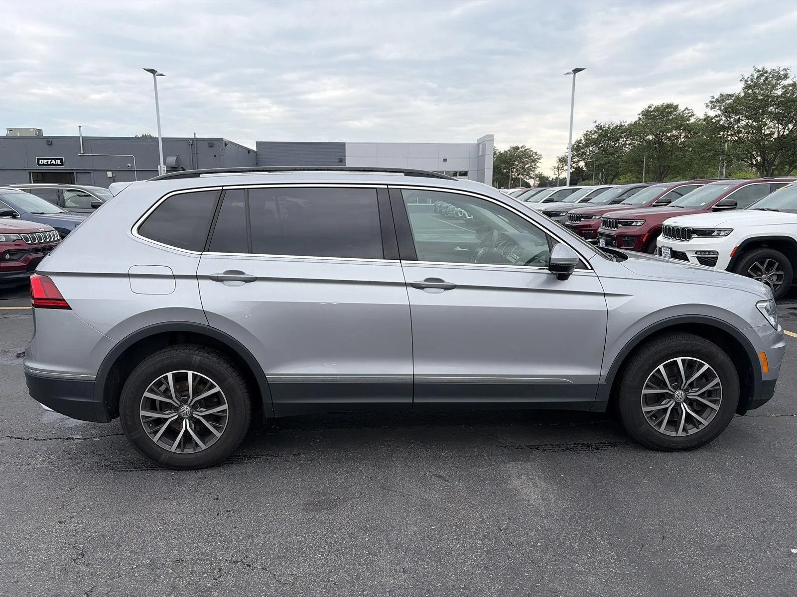 Used 2020 Pyrite Silver Metallic Volkswagen SE image 8