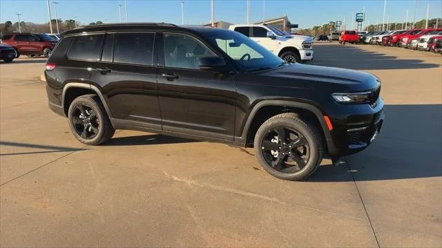 New 2025 Diamond Black Crystal Pearl-Coat Exterior Paint Jeep Limited image 21