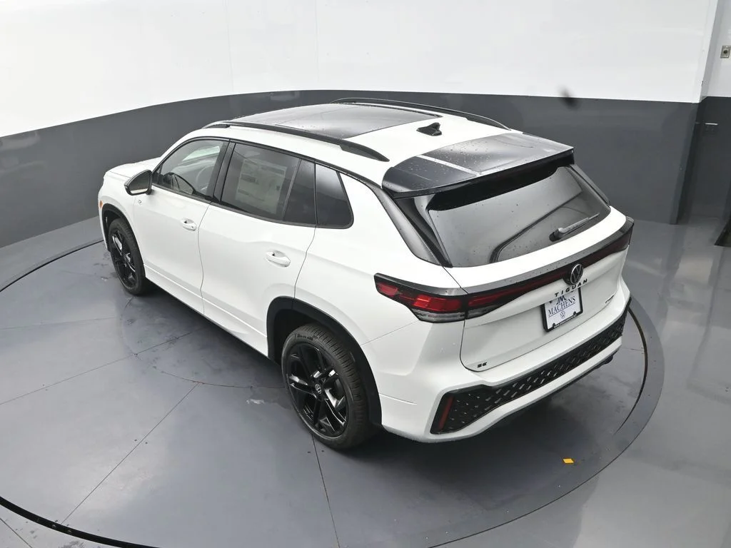 New 2026 White Volkswagen 2.0T SE R-Line Black image 18