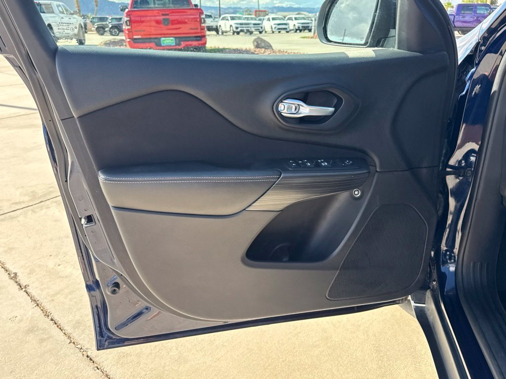 Used 2016 Blue Jeep Latitude image 18