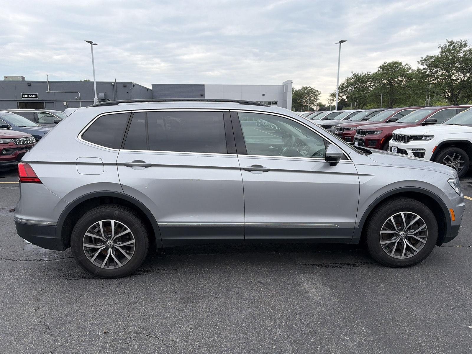 Used 2020 Pyrite Silver Metallic Volkswagen SE image 8
