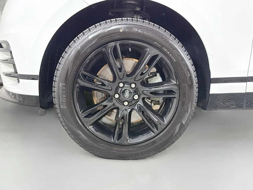 Used 2023 White Land Rover R-Dynamic S MHEV image 34