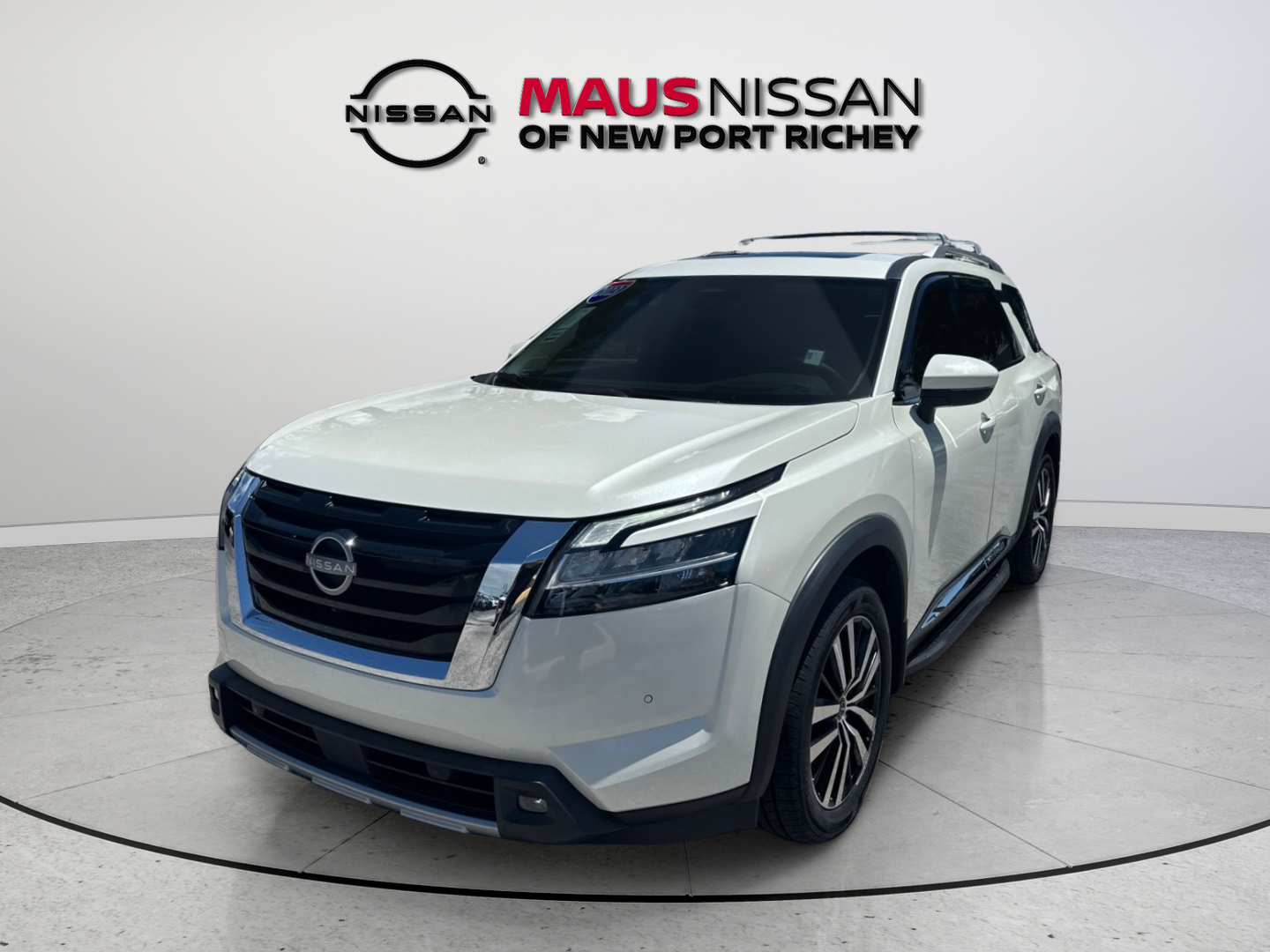 Used 2023 Pearl White Nissan Platinum image 3