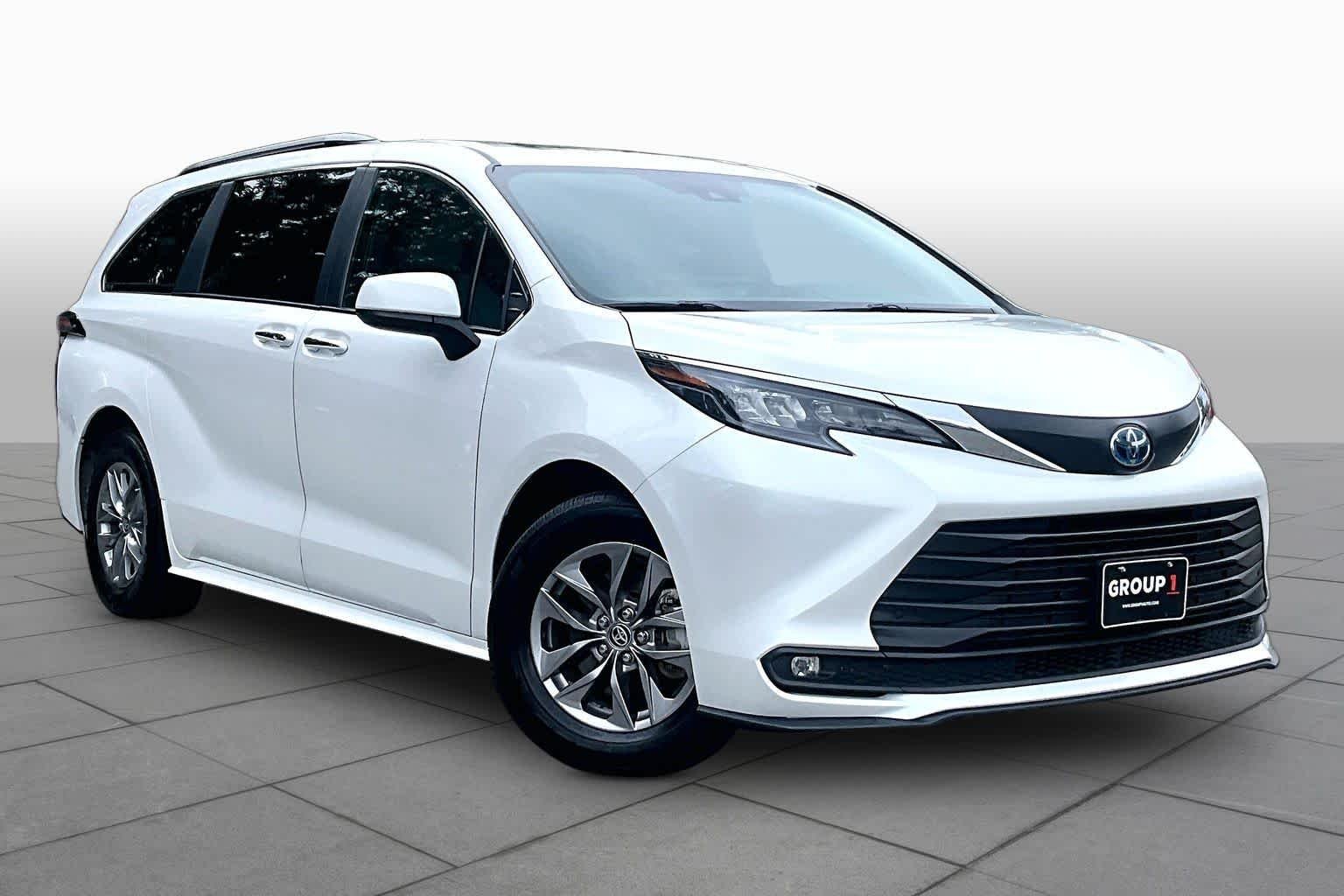 Used 2025 Wind Chill Pearl Toyota XLE image 3